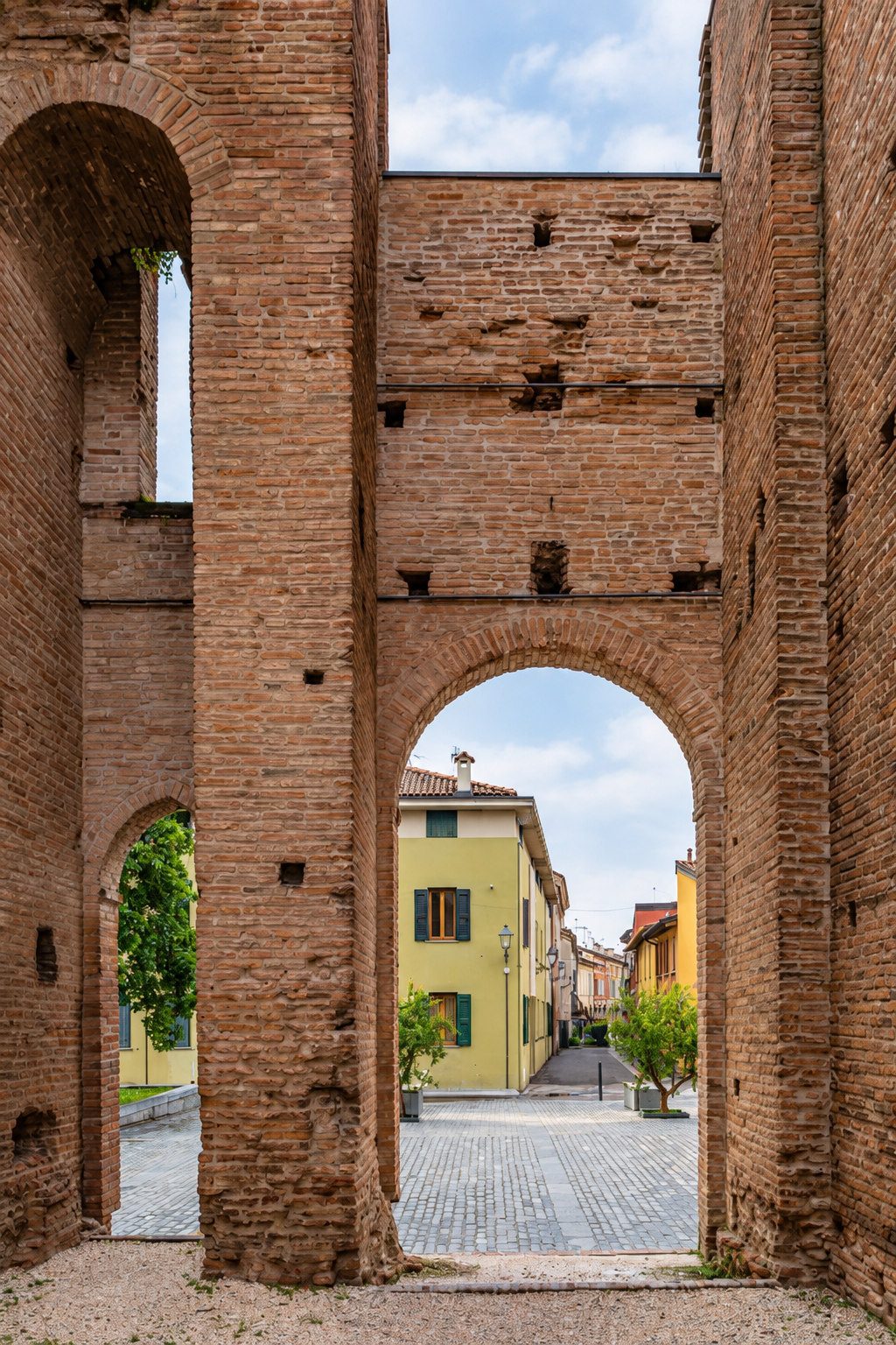 Arco in mattoni nel centro storico di Pieve di Cento