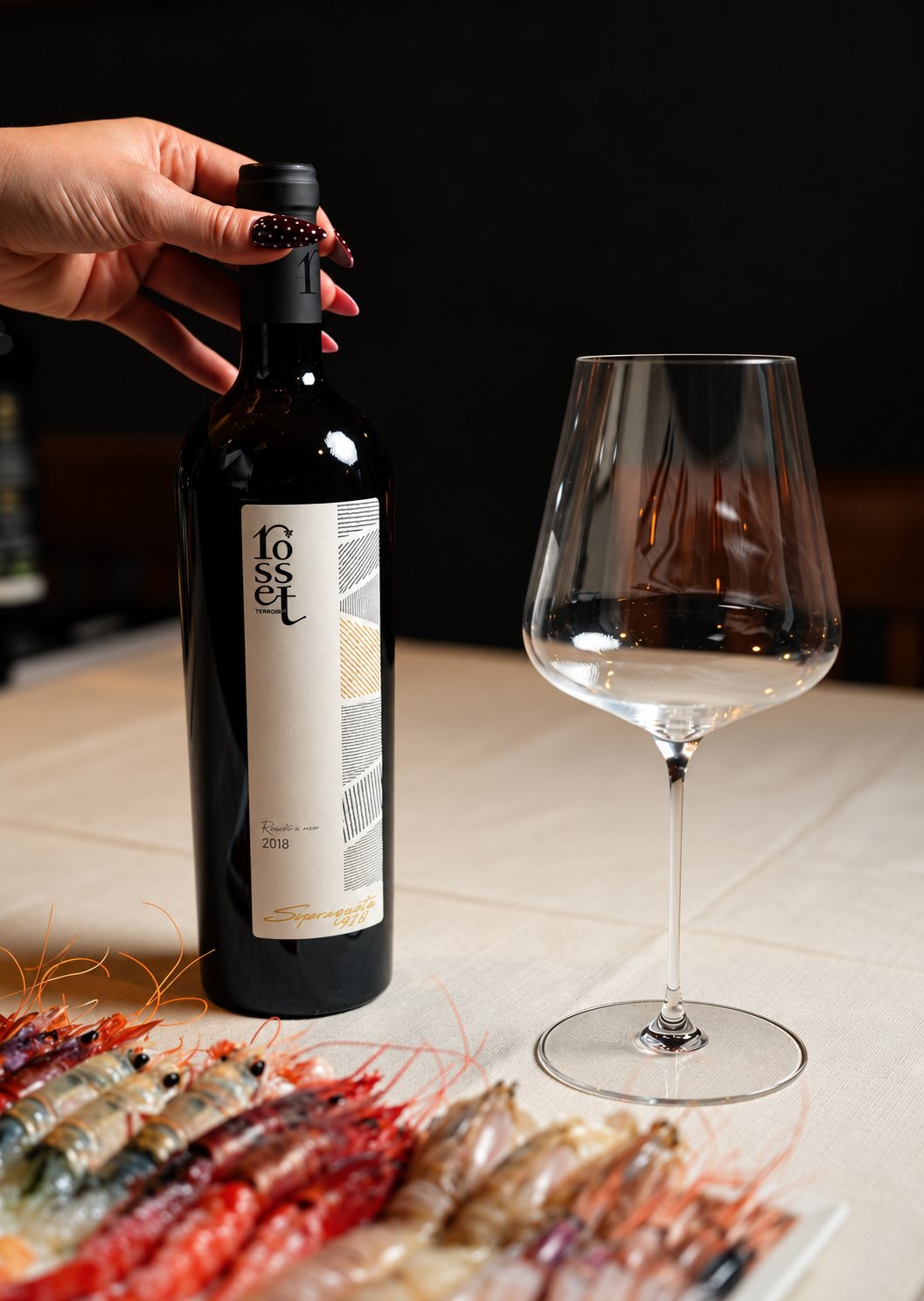 Servizio di un vino rosso al tavolo