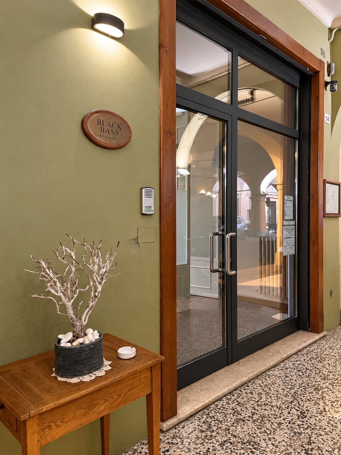 Ingresso del ristorante Black Bass sotto il portico