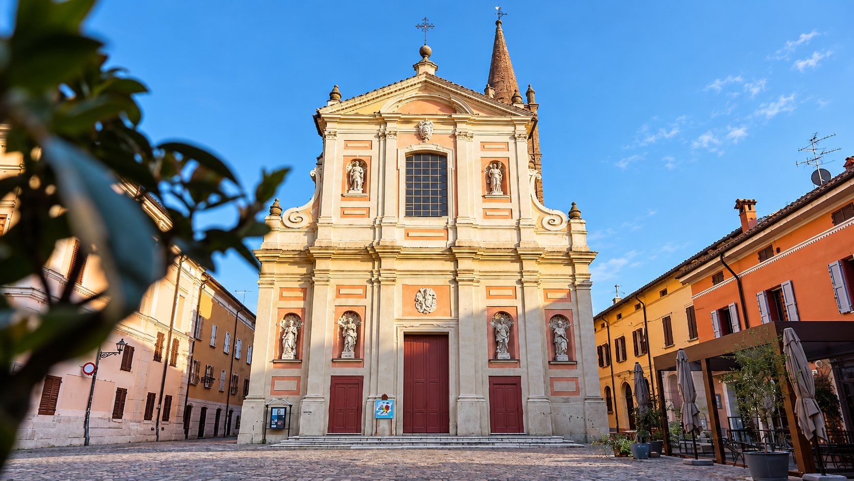 Chiesa nella piazza di Pieve di Cento di giorno