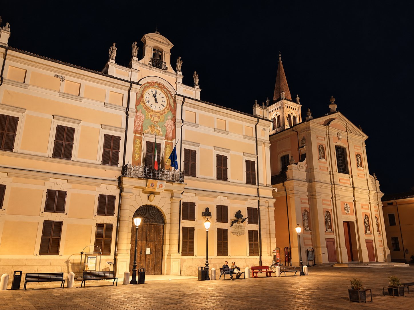 Piazza di Pieve di Cento con il municipio e la collegiata di notte